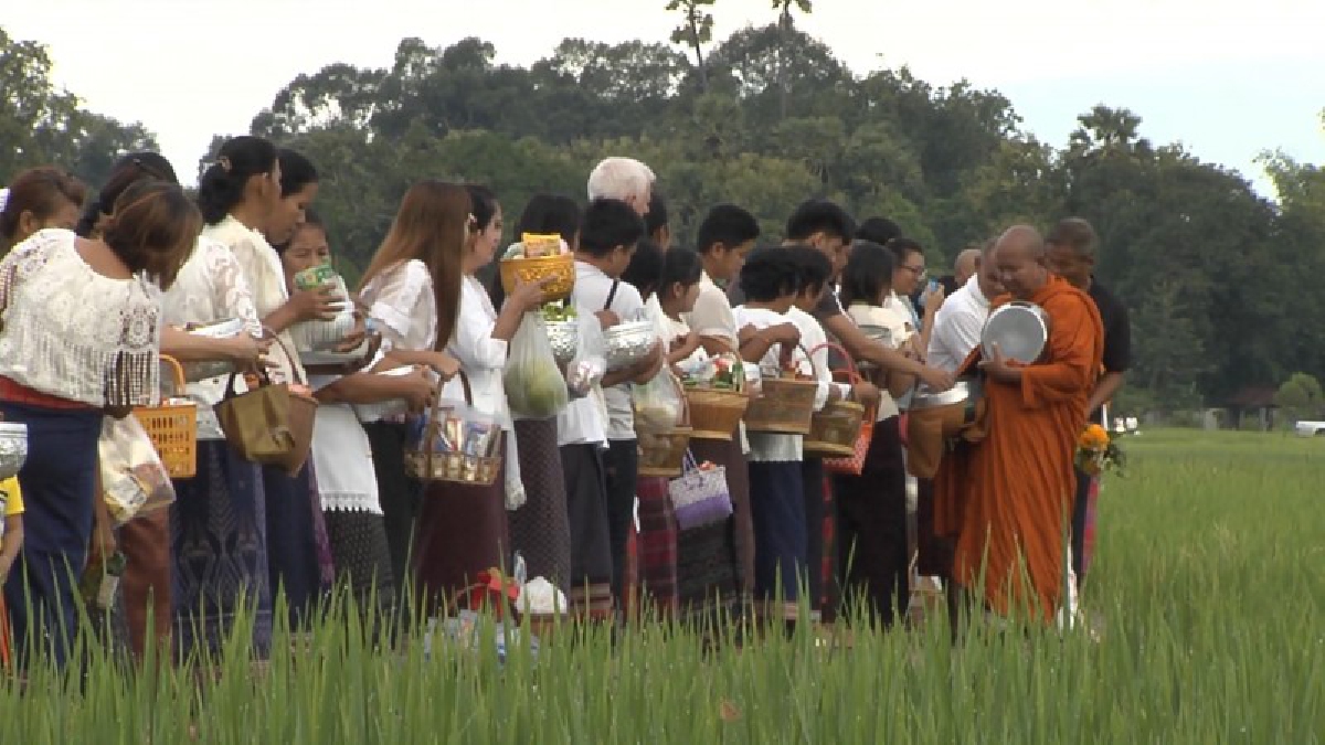 อุบลฯ!! ตักบาตรเทโวโรหณะ เทศกาลออกพรรษา เพื่อถวายเป็นพระราชกุศลแด่ พระบาทสมเด็จพระปรมินทรมหาภูมิพลอดุลยเดช บรมนาถบพิตร
