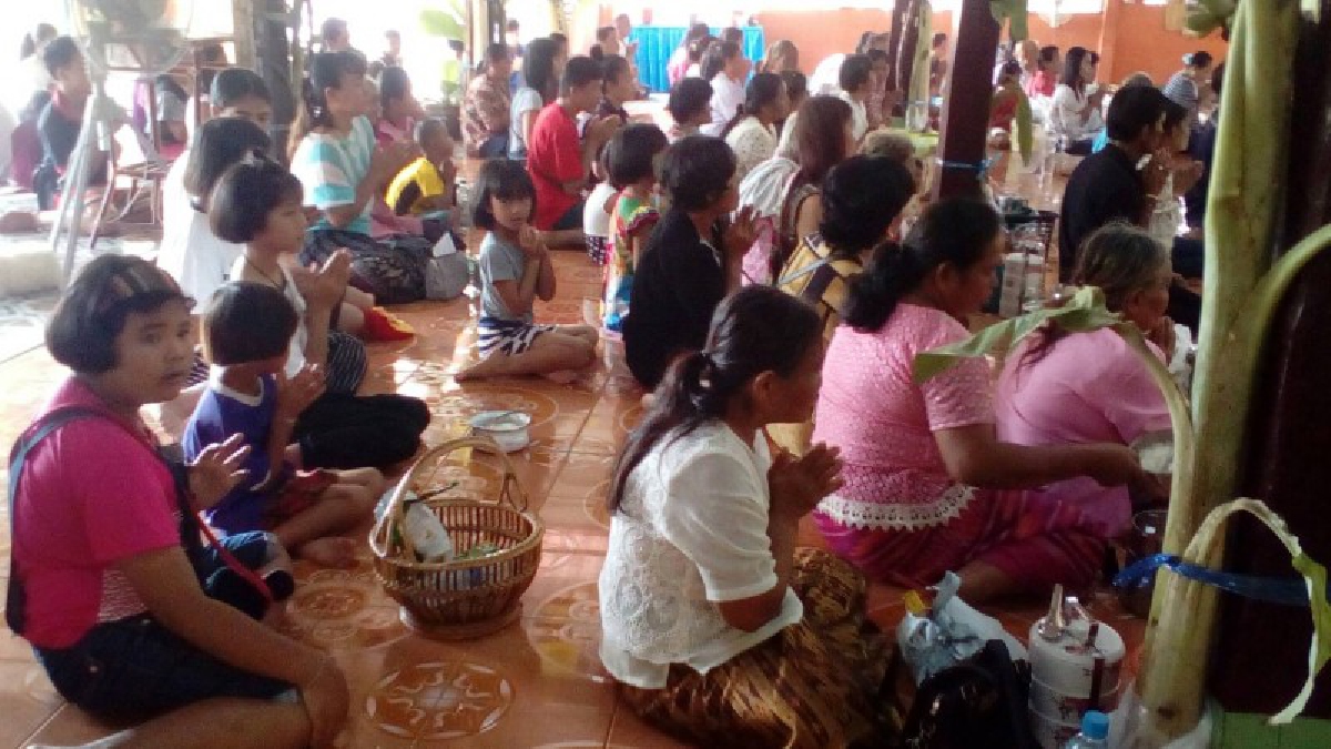 อิ่มอกอิ่มใจ..!! พุทธศาสนิกชนนับ 1,000 คน ร่วมทำบุญตักบาตรเทโวเนื่องในวันออกพรรษา..!?