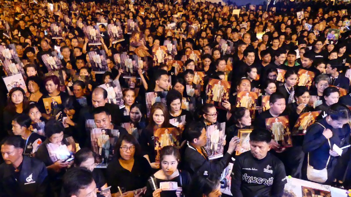 จ.ปทุมธานี!! พ่อเมืองชวนประชาชน.ร่วมจุดเทียนถวายอาลัยในหลวง ร.9 ณ ศาลากลางจังหวัดปทุมธานี รักพระองค์ตลอดไป