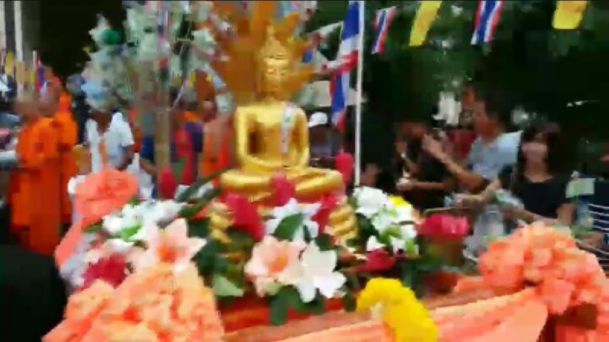 บรรยากาศตักบาตรเทโวภายในจังหวัดกำแพงเพชร ที่วัดบางกลางเมืองกำแพงเพชร มีพุทธศาสนิกชน ประชาชนร่วมงานบุญกันอย่างเนืองแน่น