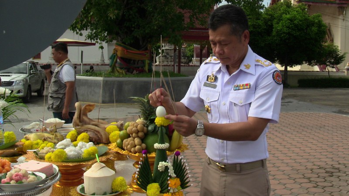อำเภอวิเศษชัยชาญ!! ทำพิธีบวงสรวงการก่อสร้างซุ้มดอกไม้จันทน์ เพื่อใช้ในพระราชพิธีถวายพระเพลิงพระบรมศพพระบาทสมเด็จพระปรมินทรมหาภูมิพลอดุลยเดช
