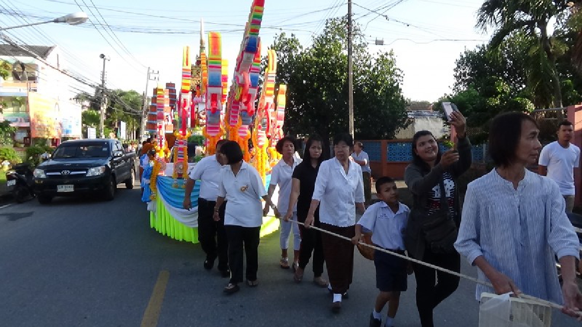 จ.สตูลสืบสานประเพณีชาวใต้!! พร้อมใจกันอาราธนาพระพุทธรูปนำขึ้นประดิษฐานบนบุษบกที่ตกแต่งอย่างงดงามในประเพณีชักพระหรือลากพระ. .