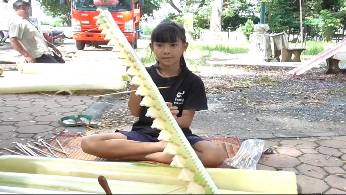 ทำเพื่อพ่อ!! น้องอาย วัย 10 ขวบ ร่วมจิตอาสาแทงหยวกประดับจิตกาธานถวายดอกไม้จันทน์งานพิธีถวายพระเพลิงพระบรมศพ เผยต้องการทำให้ในหลวงรัชกาลที่ 9