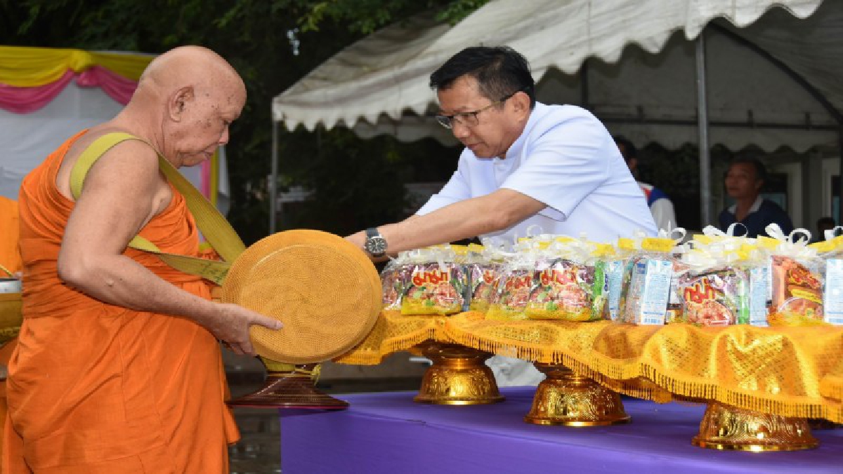 วันสำคัญทางพุทธศาสนา..!! พุทธศาสนิกชนชาวศรีสะเกษ ร่วมกันทำบุญตักบาตรเทโว เพื่อถวายเป็นพุทธบูชาแด่องค์สมเด็จพระสัมมาสัมพุทธเจ้า