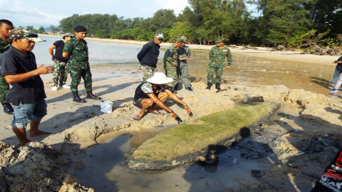 #เจออีก ..! เจ้าหน้าที่เข้าขุดวัตถุต้องสงสัยหน้าหาดในยางภูเก็ตอีกรอบ "พบส่วนหางเพิ่ม" เร่งส่งข้อมูลวิเคราะห์
