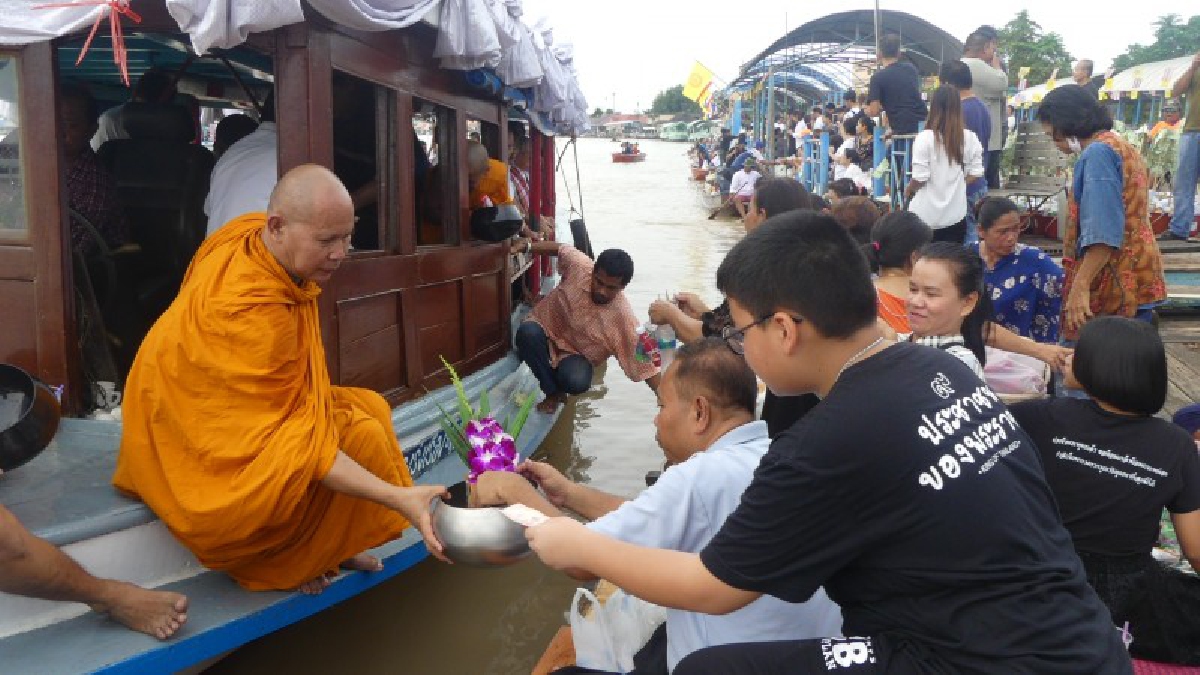 จ.ปทุมธานี!! ประชาชนร่วมสืบสานประเพณีตักบาตรพระร้อยทางเรือสานต่อวัฒนธรรมลุ่มแม่น้ำเจ้าพระยา