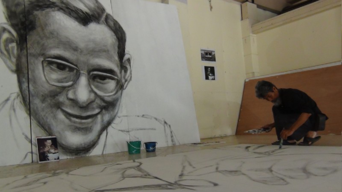 กลุ่มศิลปินจ.กระบี่! จัดนิทรรศการ ศิลปะ “คิดถึงพ่อ” ร่วมวาดพระบรมฉายาลักษณ์ ในหลวง ร.9 ถวายความอาลัย (มีคลิป)