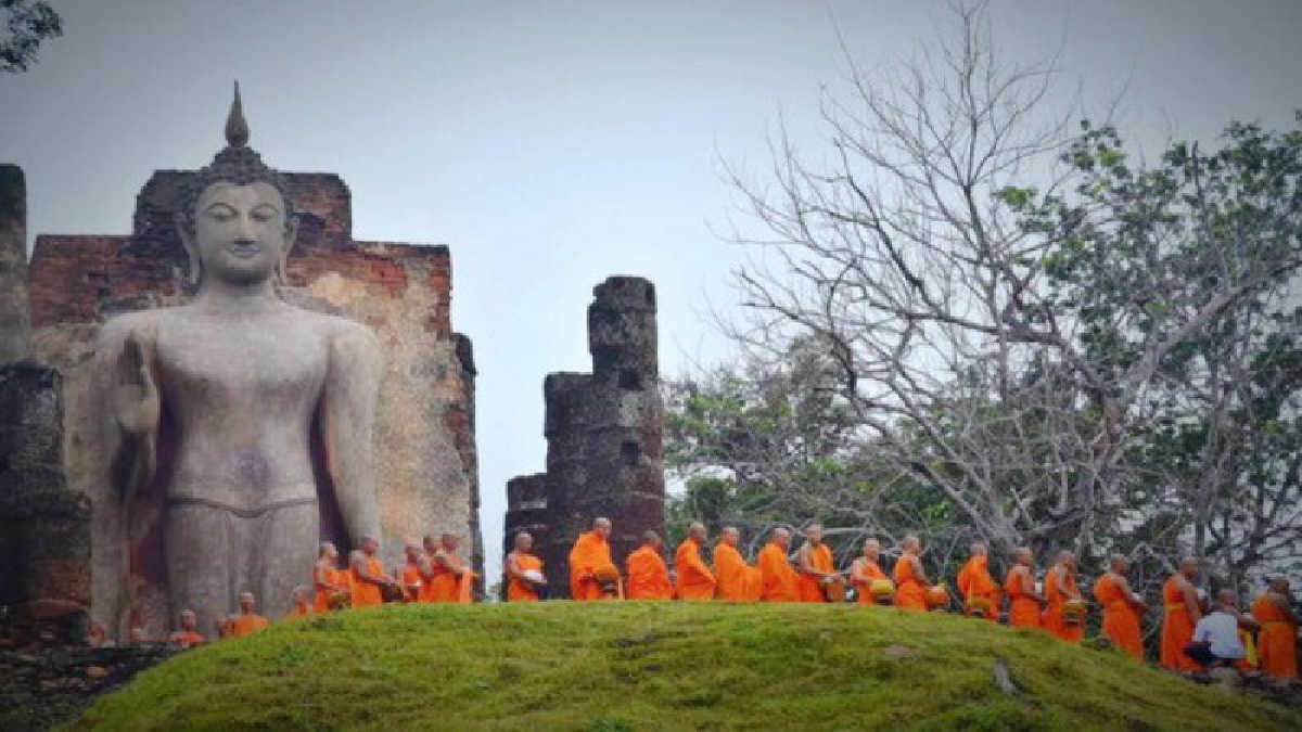 งดงามดั่งเสด็จลงจากสวรรค์! พ่อเมืองสุโขทัยนำพุทธศาสนิกชนทำบุญตักบาตรเทโวโรหณะ นบพระอัฎฐารส บนยอดเขาวัดสะพานหิน (คลิป)