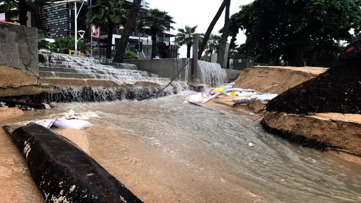 หาดพัทยาอ่วม!! พายุฝนซัดหาดไมอามี่พัทยา ระทมน้ำท่วมขังล้นฟุตบาทจนเกิดภาพน้ำตกริมหาดพัทยา(มีคลิป)