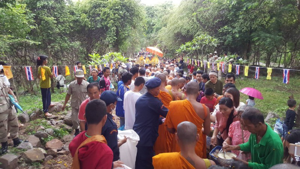 จ.สระแก้ว!! ปราสาทเขาโล้นจัดงานสืบสานประเพณีตักบาตรเทโวโรหณะยิ่งใหญท่ามกลางฝนที่โปรยปราย เขาฉกรรจ์จัดโต๊ะจีนลิงอิ่มบุญทั่วหน้า