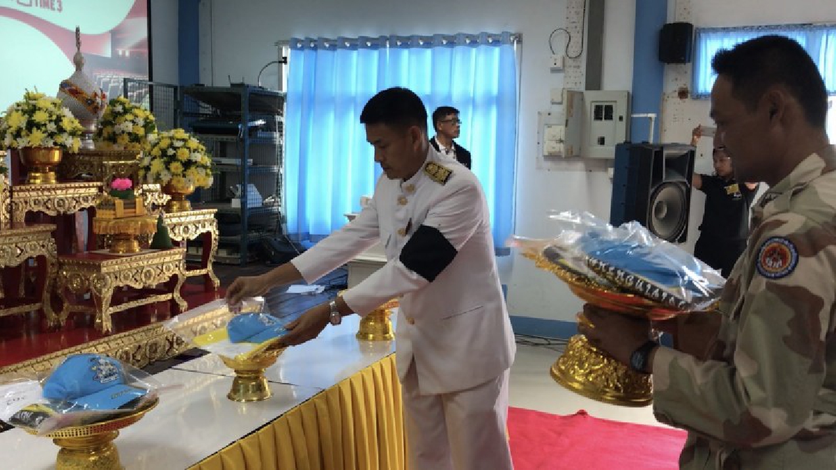 กระบี่..!! จัดพิธีมอบสิ่งของพระราชทาน แก่จิตอาสาเฉพาะกิจฯ ในพระราชพิธีถวายพระเพลิงพระบรมศพฯ สร้างความปลาบปลื้มใจแก่จิตอาสา (คลิป)