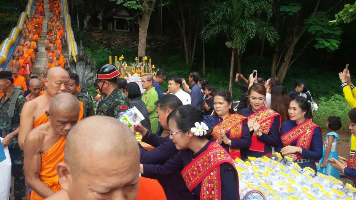 สุพรรณบุรี!! พุทธศาสนิกชน แห่ทำบุญตักบาตรเทโว วัดเขาดีสลัก ในเทศกาลออกพรรษา กันอย่างคึกคัก (มีคลิป)