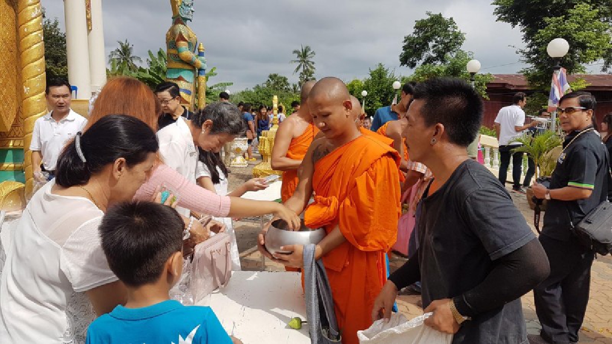 สุพรรณบุรี..!! วัดเถรพลาย จัดประเพณีตักบาตรเทโว ขนมครก 8 สี ถวายหลวงพ่อโต พระพุทธรูปปางมารวิชัย อายุกว่า 300 ปี (คลิป)