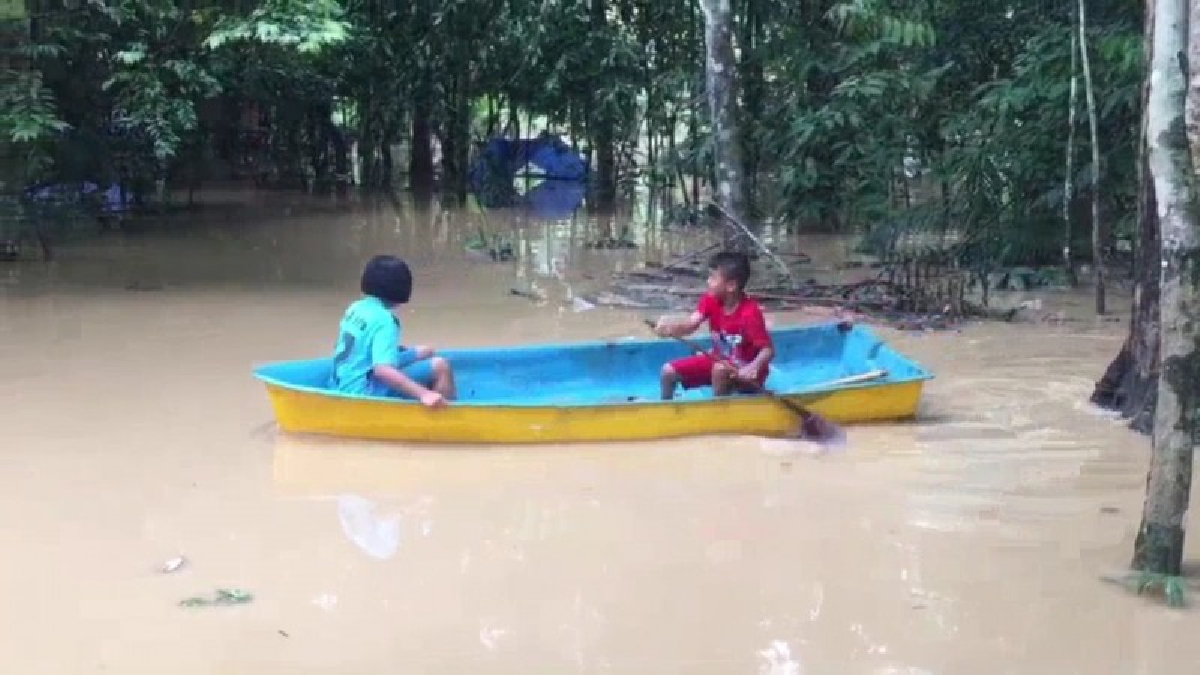 จ.สุราษฎร์ธานีอ่วม!! .น้ำป่าไหลหลาก หลังฝนตกหนักติดต่อหลายชั่วโมงน้ำเข้าท่วม วัด บ้านเรือนประชาชน หมู่ที่ 3-4-7 และ10 ในตำบลคลองน้อย(มีคลิป)