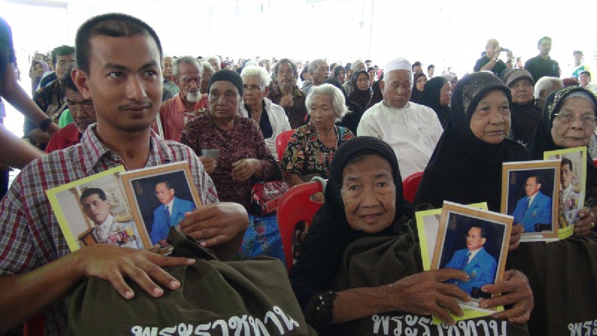 จังหวัดสตูล!!มูลนิธิราชประชานุเคราะห์ ในพระบรมราชูปถัมภ์พระราชทานอาหาร และ มอบถุงพระราชทาน ให้ราษฎรผู้ประสบภัยในพื้นที่อำเภอเมืองสตูล