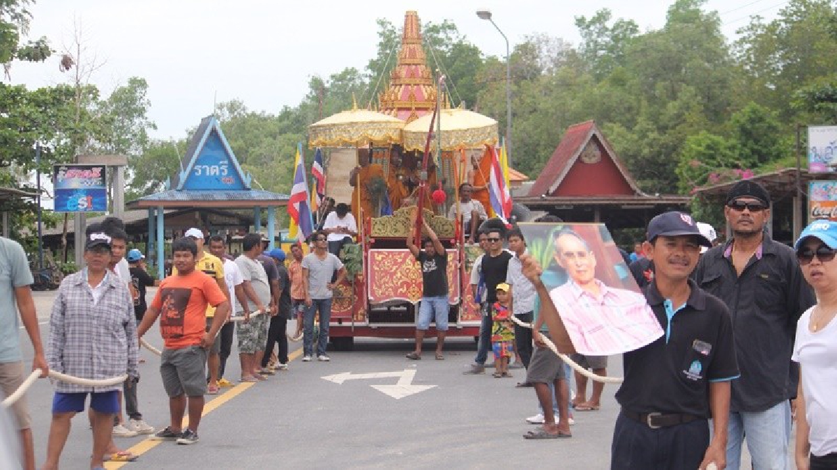 ทรงคุณค่า! รถพนมพระล้อไม้รูปทรงเก่าแก่ คาดว่าเหลือลำเดียวในประเทศ เอกลักษณ์ประเพณีออกพรรษาของชาวพุมเรียง อ.ไชยา จ.สุราษฎร์ธานี (มีคลิป)