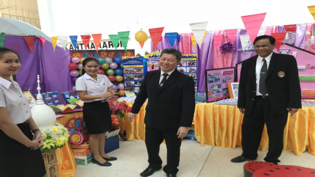 ศรีสะเกษ..! ม.ราชภัฏจัดนิทรรศการ ธ ผู้ทรงเป็นบูรพาจารย์แห่งแผ่นดิน เปิดนิทรรศการให้พี่นักศึกษาครูสอนรุ่นน้องให้รู้ถึงประสบการณ์วิชาชีพครู