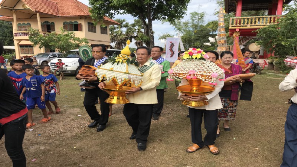 อิ่มบุญถ้วนหน้า ..! กงสุลใหญ่ สปป.ลาว นำทอดกฐิน สืบสานประเพณีเชื่อมสัมพันธ์ไทยลาว (ดูคลิป)