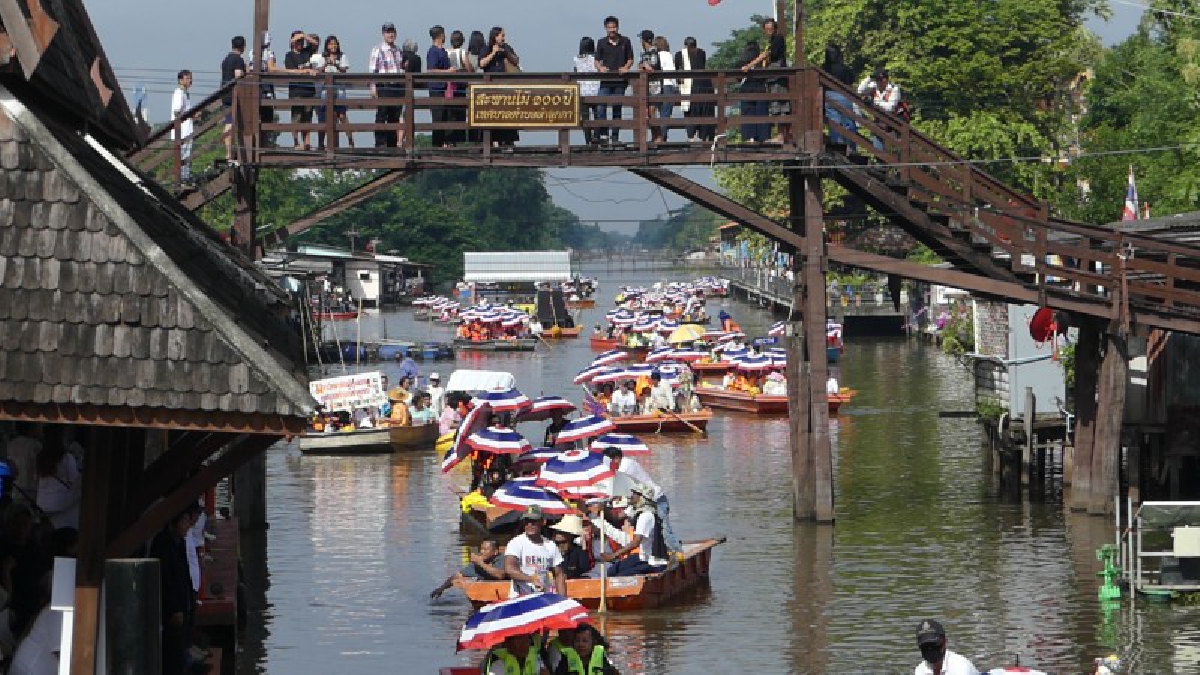 ปทุมธานี!! ทต.ลำลูกกา นำชาวบ้านทอดกฐินทางน้ำ ตามประเพณีดั่งเดิม เพื่ออนุรักษ์และสืบสานประเพณีที่มีมายาวนาน..!?