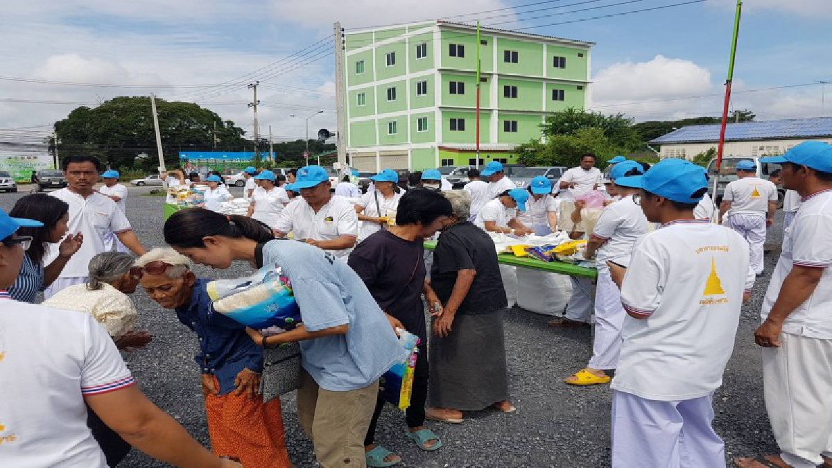 กลุ่มจิตอาสาอ่างทอง แจกข้าวสารให้กับผู้ยากไร้ ถวายเป็นพระราชกุศลฯ สร้างสามัคคีคนในชาติ
