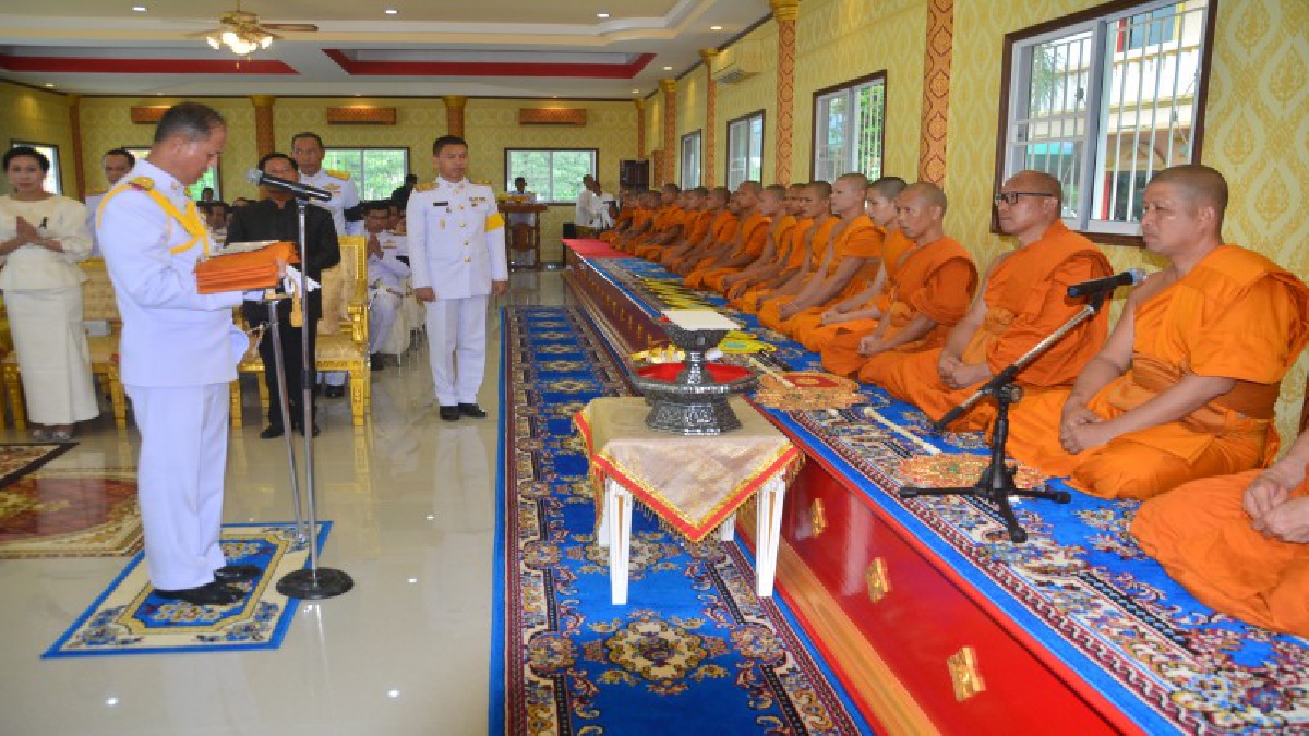ในหลวงรัชกาลที่ 10 ทรงพระกรุณาโปรดเกล้าโปรดกระหม่อม พระราชทานผ้าพระกฐิน ให้พลตรีชูชาติ สุกใส ในงานกฐินกรมการเงินกองทัพบก