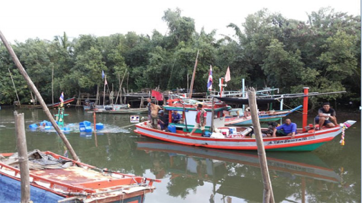 นาทีระทึก ..! เรือประมงพื้นบ้าน เจอฝนตกหนัก-คลื่นลมแรง ล่มกลางคลองท่าเสม็ด