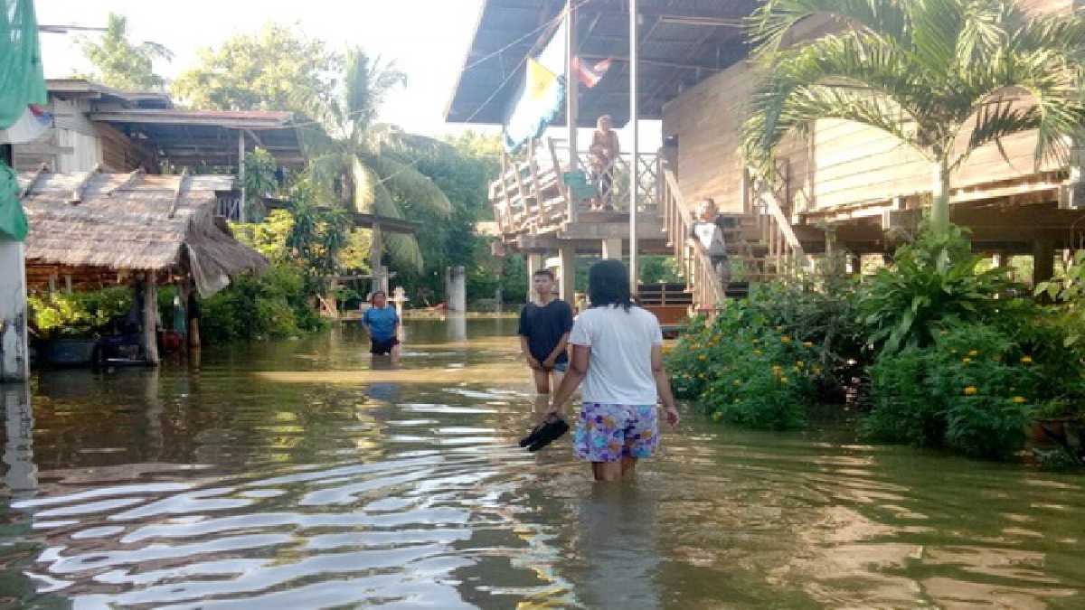 น้ำล้นอ่าง!? ทะลักท่วมหมู่บ้านสารจิตร จนท.เร่งช่วยขนย้ายของหนี-ชลประทานระดมเครื่องสูบพร้อมบิ๊กแบ็ค 300 ใบ ป้องกันน้ำท่วมโรงพยาบาล (คลิป)