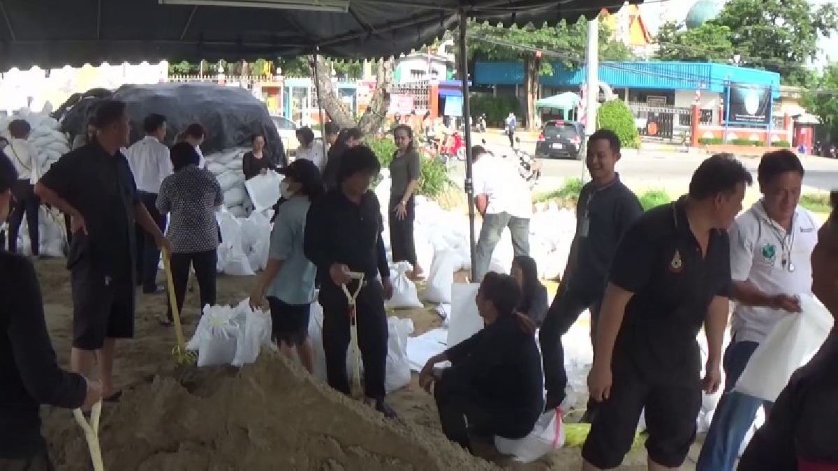 เทศบาลเมืองอ่างทอง เร่งป้องกันเขตเศรษฐกิจศูนย์ราชการ รับมือน้ำเจ้าพระยา ที่เพิ่มสูงขึ้นอยู่ระดับตลิ่งทั้ง 2 ฝั่งแม่น้ำ