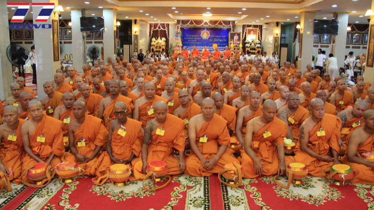 กุศลยิ่งใหญ่ .! อบจ.ปราจีนบุรีบวชพระ 259 รูปถวายเป็นพระราชกุศลในหลวง ร. 9 ประชาชนร่วมงานแน่นวัด (ดูคลิป)