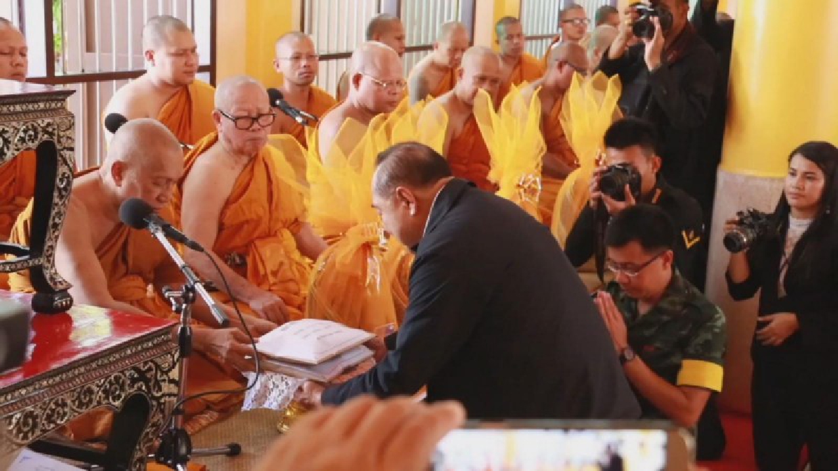 พล.อ.ประวิตร ลงปัตตานีติดตามความคืบหน้าโครงการอันเนื่องมาจากพระราชดำริ พร้อมเป็นประธานทอดกฐิน ณ วัดช้างไห้