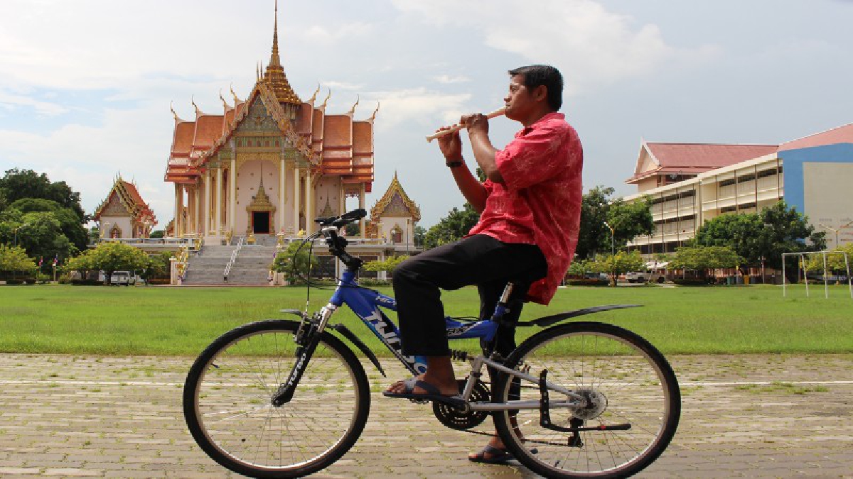 ทึ่งหนุ่มพิการสายตาเป่าขลุ่ยด้วยจมูกบทเพลงพระราชนิพนธ์สายฝน