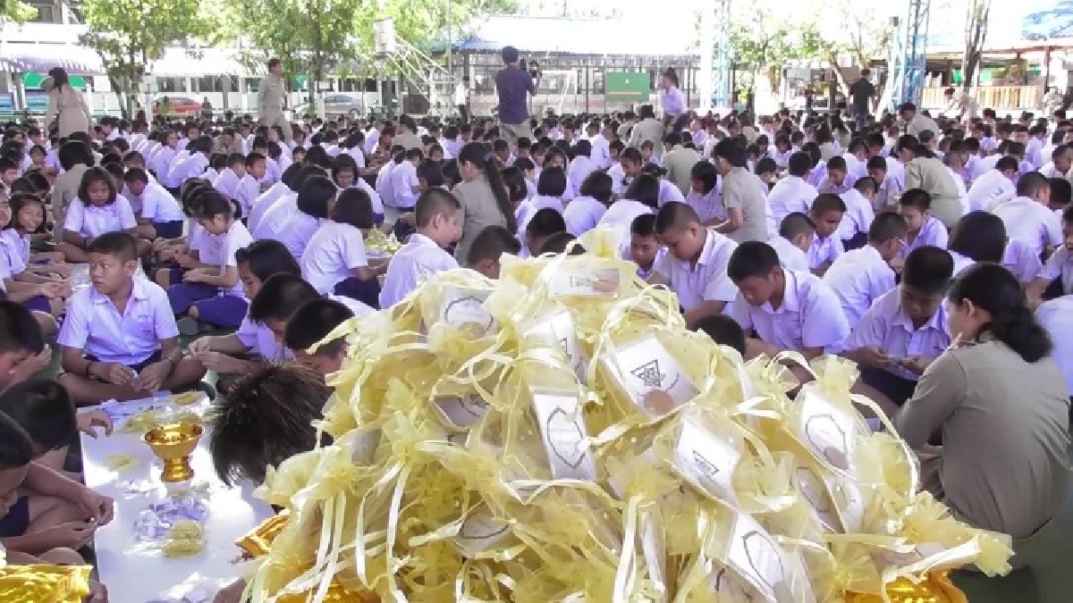 ครูนักเรียนโรงเรียนอนุบาลชัยนาท ร่วมใจกันทำเหรียญรัชกาลที่ 9 จำนวน 39,999 เหรียญ แจกเป็นที่ระลึกในพิธีถวายพระเพลิงพระบรมศพ "ในหลวง ร.9"