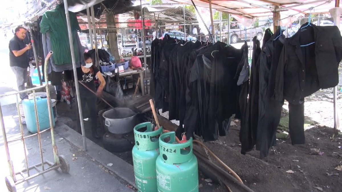 ร้านย้อมผ้าคึกคัก!! ประชาชนนำเสื้อผ้ามาย้อมสีดำ เพื่อใช้ในการสวมใส่และแสดงความอาลัย ต่อในหลวงรัชกาลที่ 9