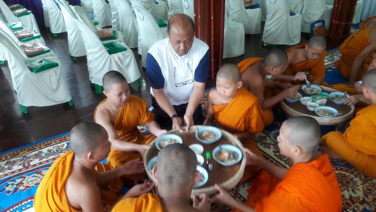 อิ่มอกอิ่มใจ..!! ถวายอุปกรณ์การเรียน แด่สามเณร พร้อมปัจจัยในการศึกษาพระธรรมวินัย (ดูคลิป)