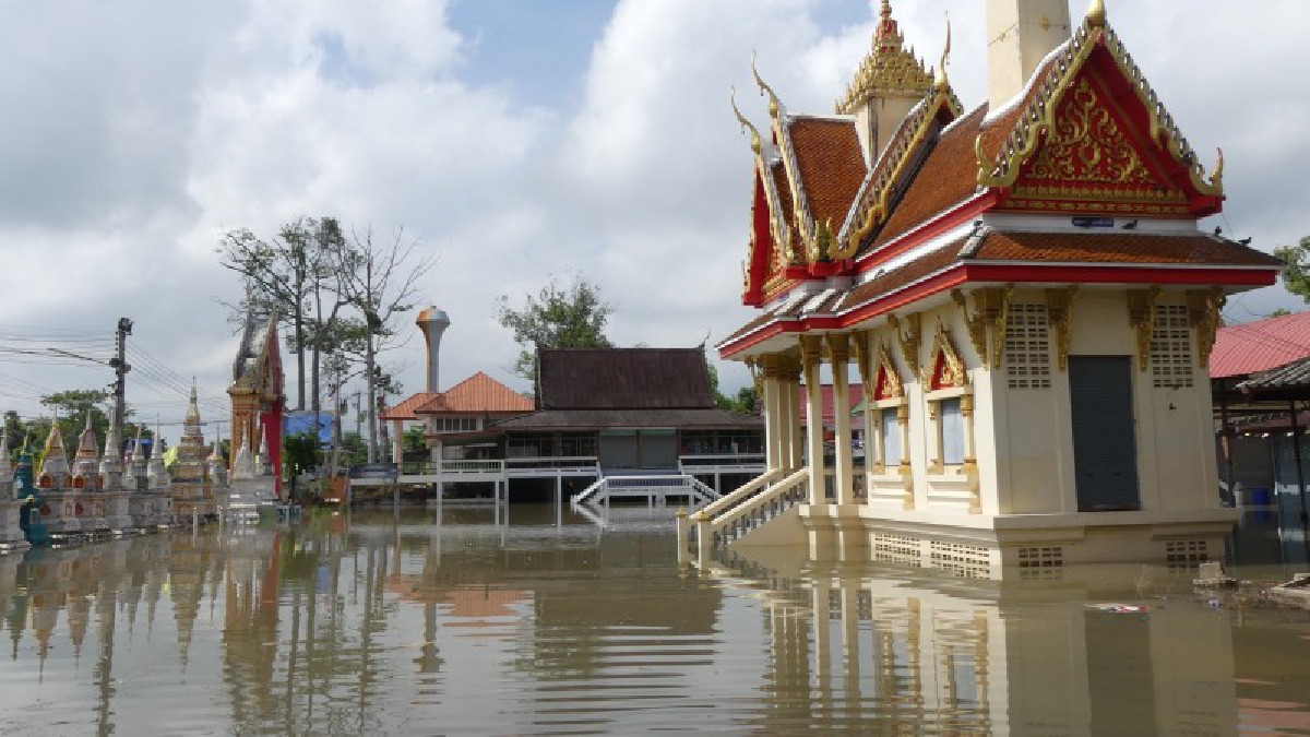 ปทุมธานี!! น้ำมาถึงปทุมแล้ว เจ้าพระยาเอ่อท่วมวัด และชุมชนสูงกว่า 20 เซนติเมตร..!?