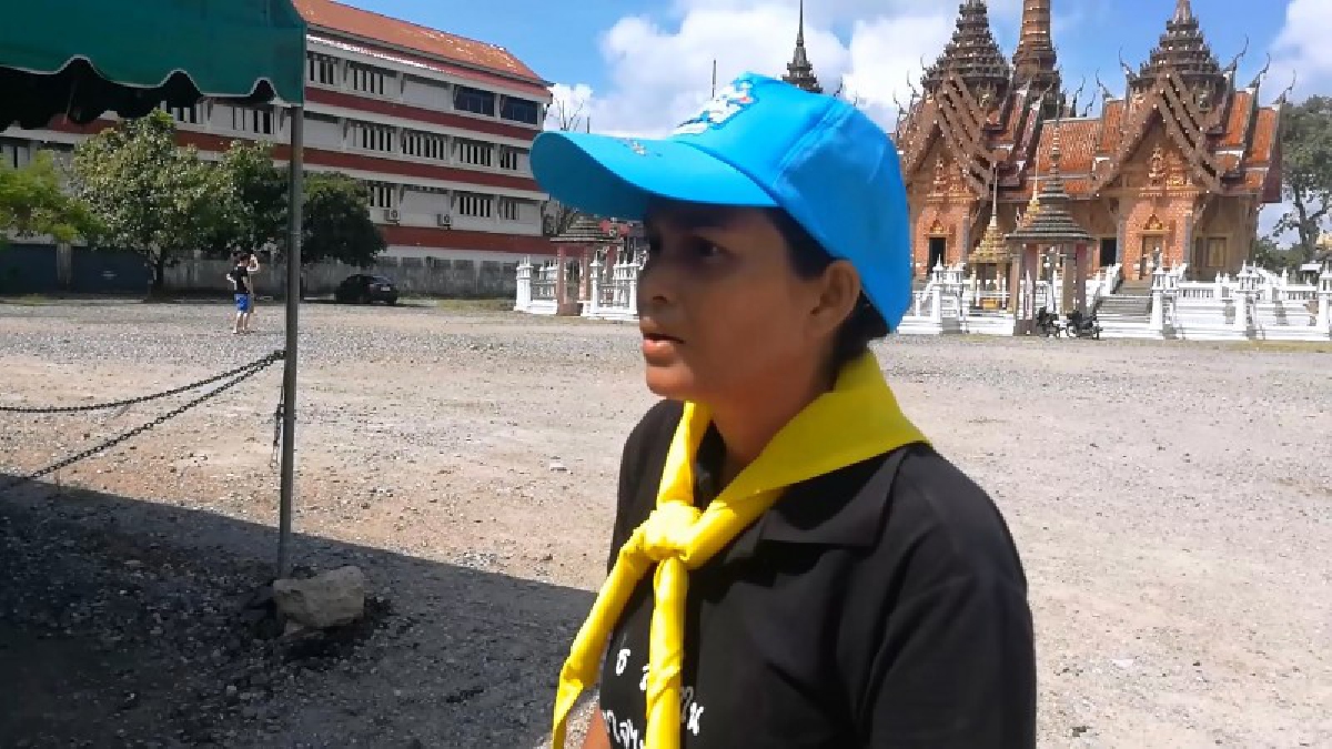 ทำด้วยใจตั้งมั่น!! สาววัย 40 ปี สวมชุดจิตอาสาพระราชทาน ทำความดีทันทีเพียงคนเดียว