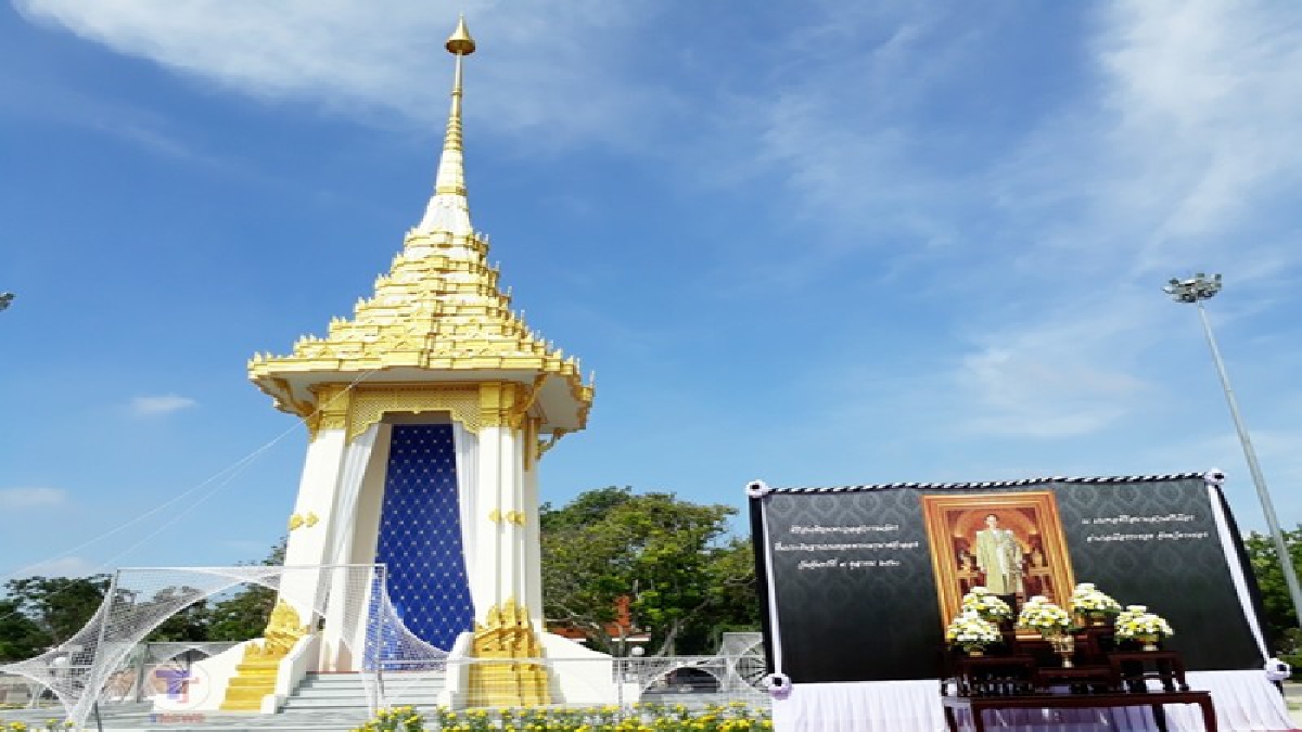 ระยอง..!! ประกอบพิธีอัญเชิญนพปฎลสุวรรณฉัตร ขึ้นประดิษฐานบนยอดฉัตร พระเมรุมาศจำลอง (มีคลิป)