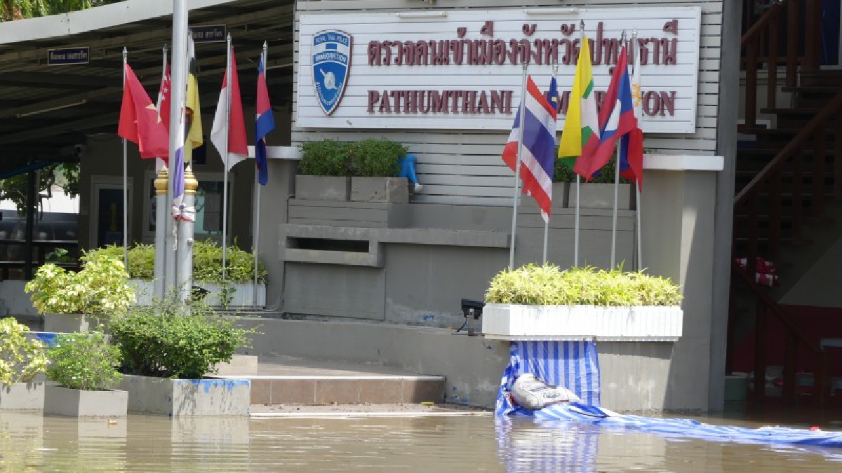 ปทุมธานี..!! ชลประทาน ตระเวนสำรวจพื้นที่ จากผลกระทบน้ำเอ่อล้นตลิ่ง เจ้าพระยาเข้าท่วม พร้อมติดตามสถานการณ์ เพื่อความปลอดภัย (คลิป)