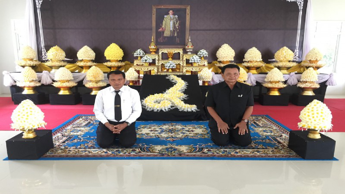 อำเภอกันทรวิชัย มหาสารคาม จัดเตรียมสถานที่จัดพิธีถวายดอกไม้จันทน์ ในงานพระราชพิธีถวายพระเพลิงพระบรมศพฯ (มีคลิป)