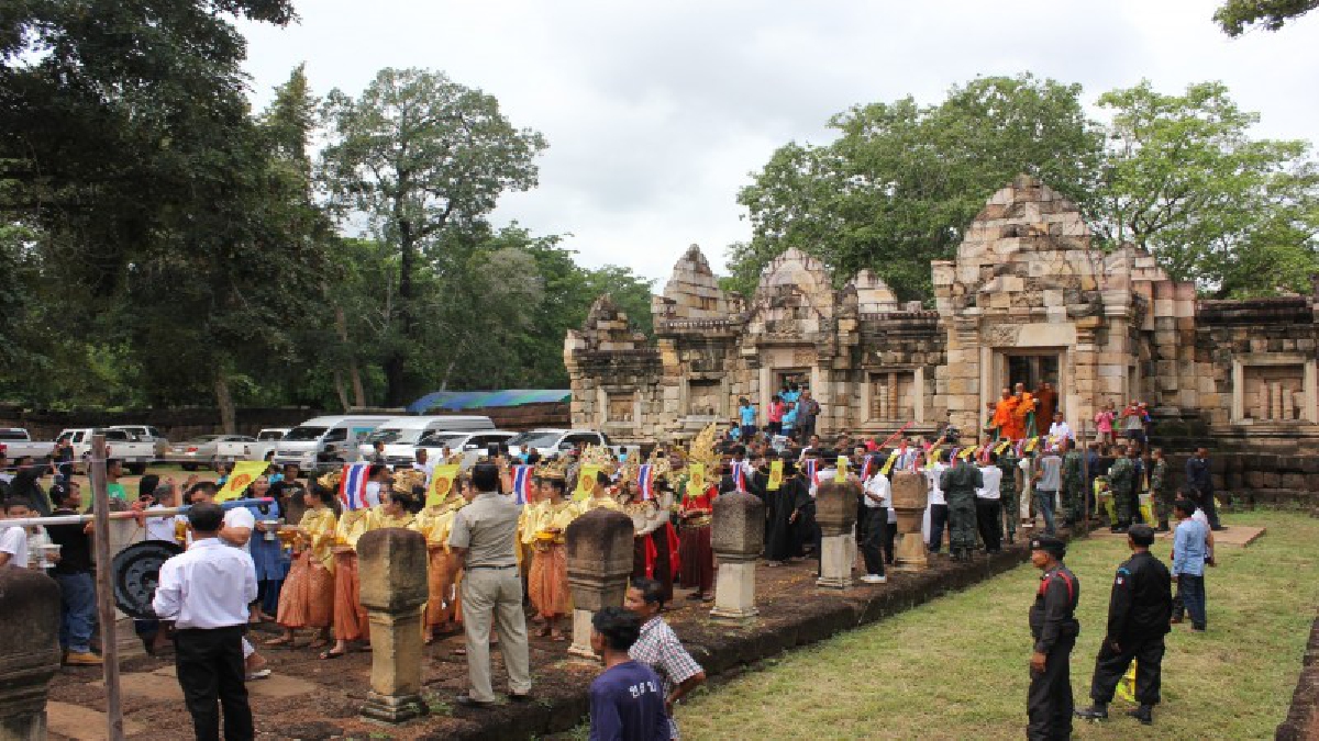 ยิ่งใหญ่สวยงามตระการตา..!! สระแก้วชาวไทย - กัมพูชา ร่วมกันทำบุญตักบาตรเทโวโรหณะ 2 แผ่นดิน ณ ปราสาทสด๊กก๊อกธม