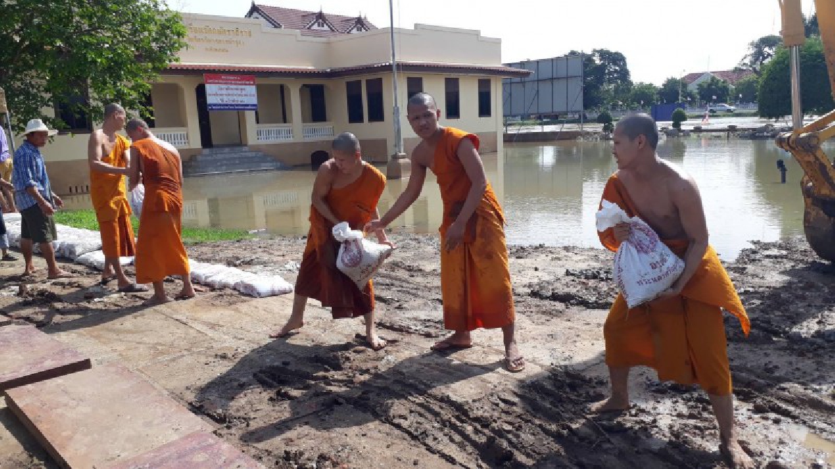 อ่วม..น้ำล้นทะลักเข้าท่วม วัด-บ้านเรือนประชาชนเดือดร้อนหนัก พระ-เณร ต้องขนกระสอบทรายป้องกันน้ำท่วมกันเอง (ดูคลิป)