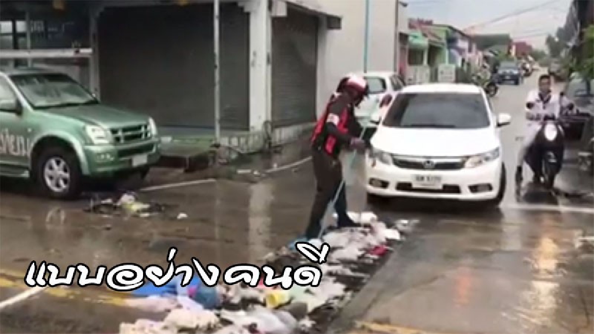 ยกย่องอาสาสมัครจราจรใส่เครื่องแบบตากฝน เก็บขยะที่อุดรูท่อระบายน้ำ หลังฝนตกกระหน่ำพัทยา ทำน้ำท่วมขัง รถติดยาว (ดูคลิป)