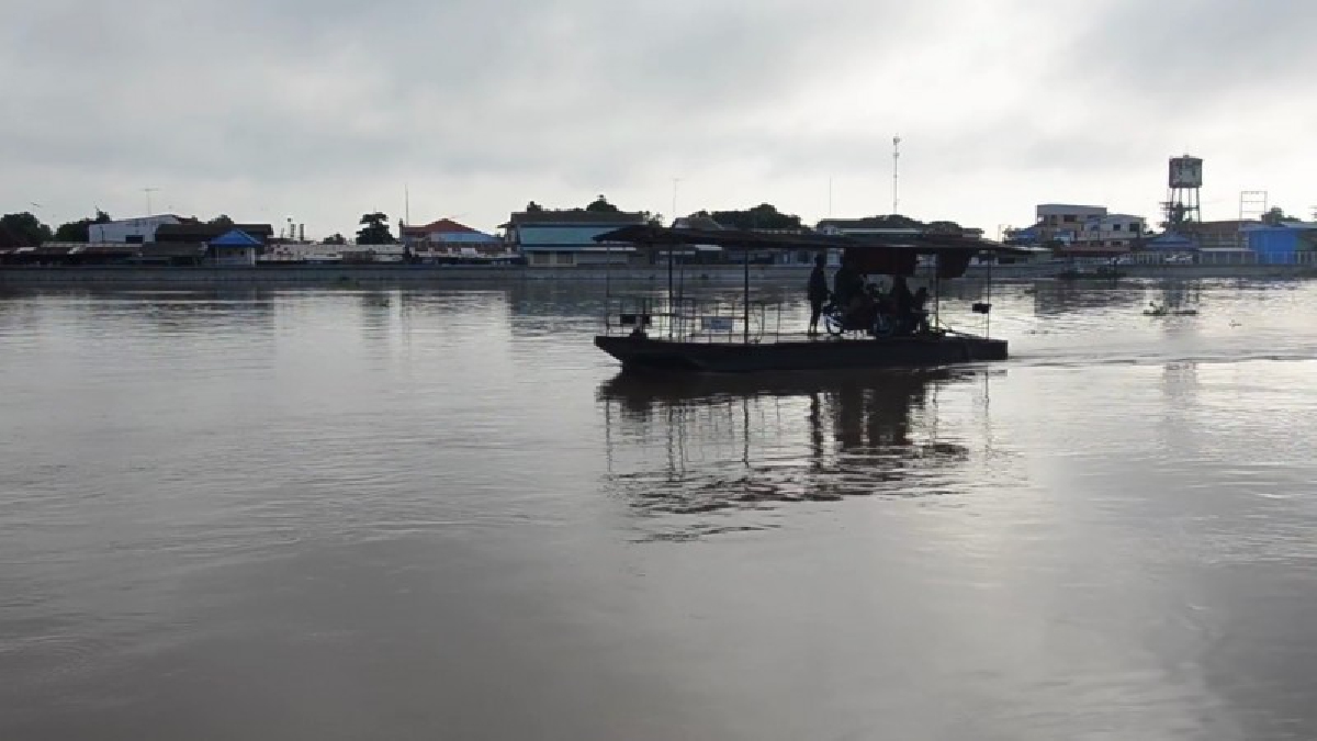 #ไม่เสี่ยง ..! คนขับเรือข้ามฟากเปิดใจ..เตรียมหยุดให้บริการ หากกระแสน้ำเจ้าพระยาเพิ่มมากขึ้น หวั่นอันตรายต่อลูกค้า (ดูคลิป)