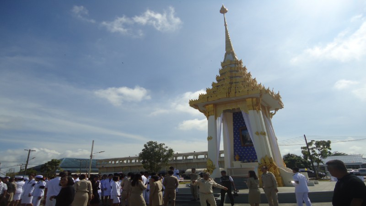 ผู้ว่าฯตรัง นำข้าราชการบวงสรวงพระเมรุมาศจำลอง