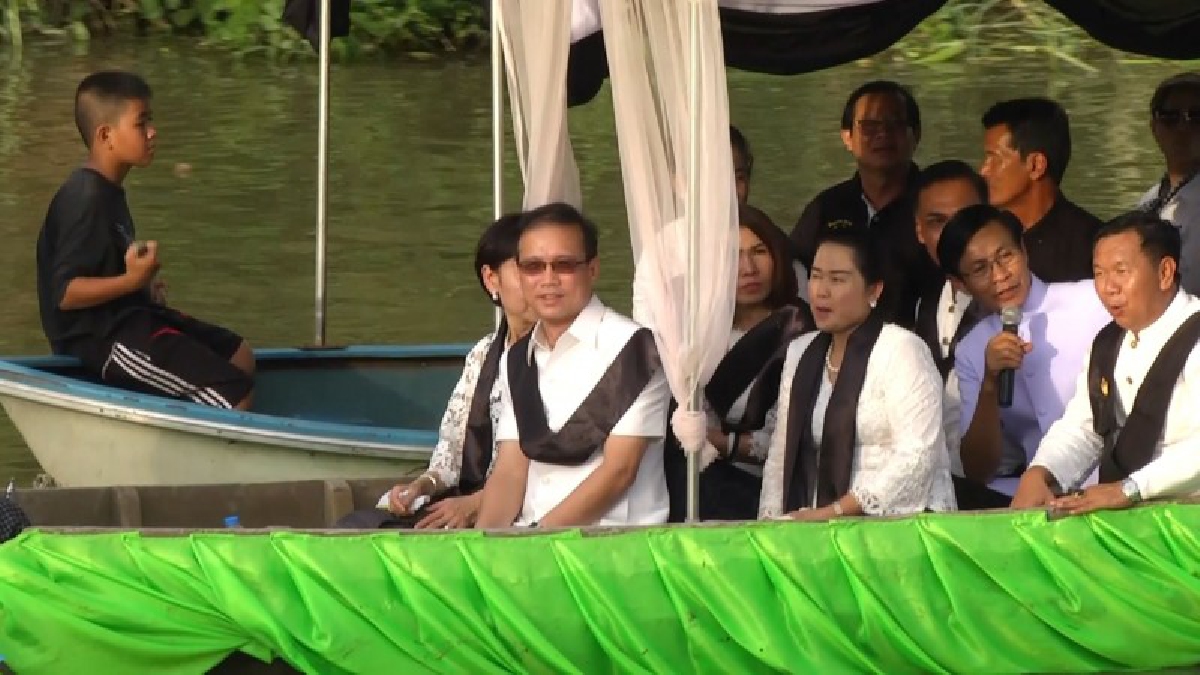ลพบุรี ชาวไทยรามัญจังหวัดลพบุรีร่วมกันจัดงานสืบสานประเพณีลอยผ้าป่าทางเรือ