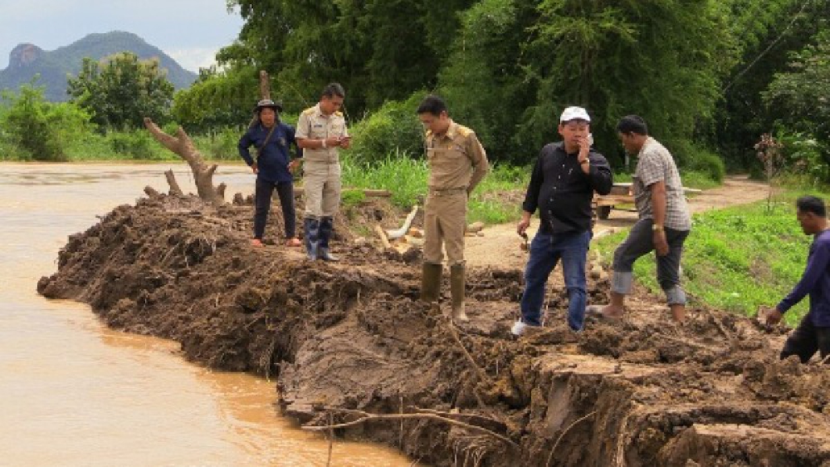 แม่น้ำป่าสักเอ่อ น้ำท่วม 2 ชุมชนเทศบาลเมืองเพชรบูรณ์ บ้านเรือนกว่า 300 หลังคาเรือนได้รับผลกระทบ(มีคลิป)
