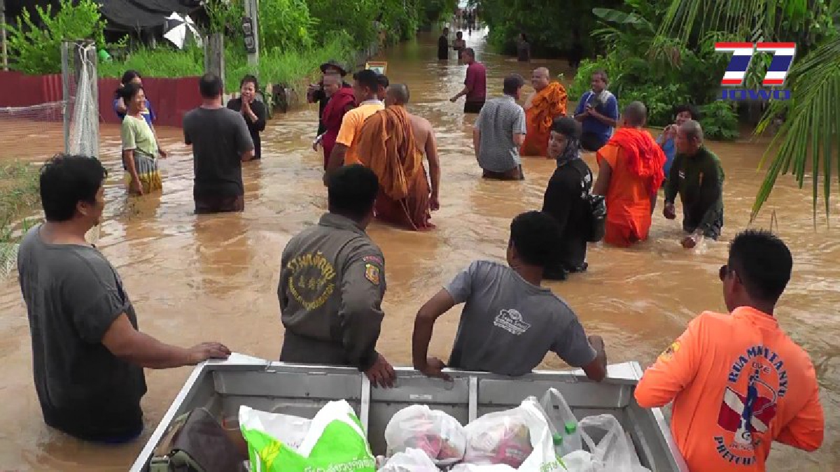คนไทยไม่ทิ้งกัน..! จิตอาสาไม่หวั่นน้ำท่วมสูง นำสิ่งของใส่เรือท้องแบนฝ่ากระแสน้ำแจกชาวบ้าน หลังท่วมนานกว่า 4 วัน เสบียงเริ่มขาดแคลน (ดูคลิป)