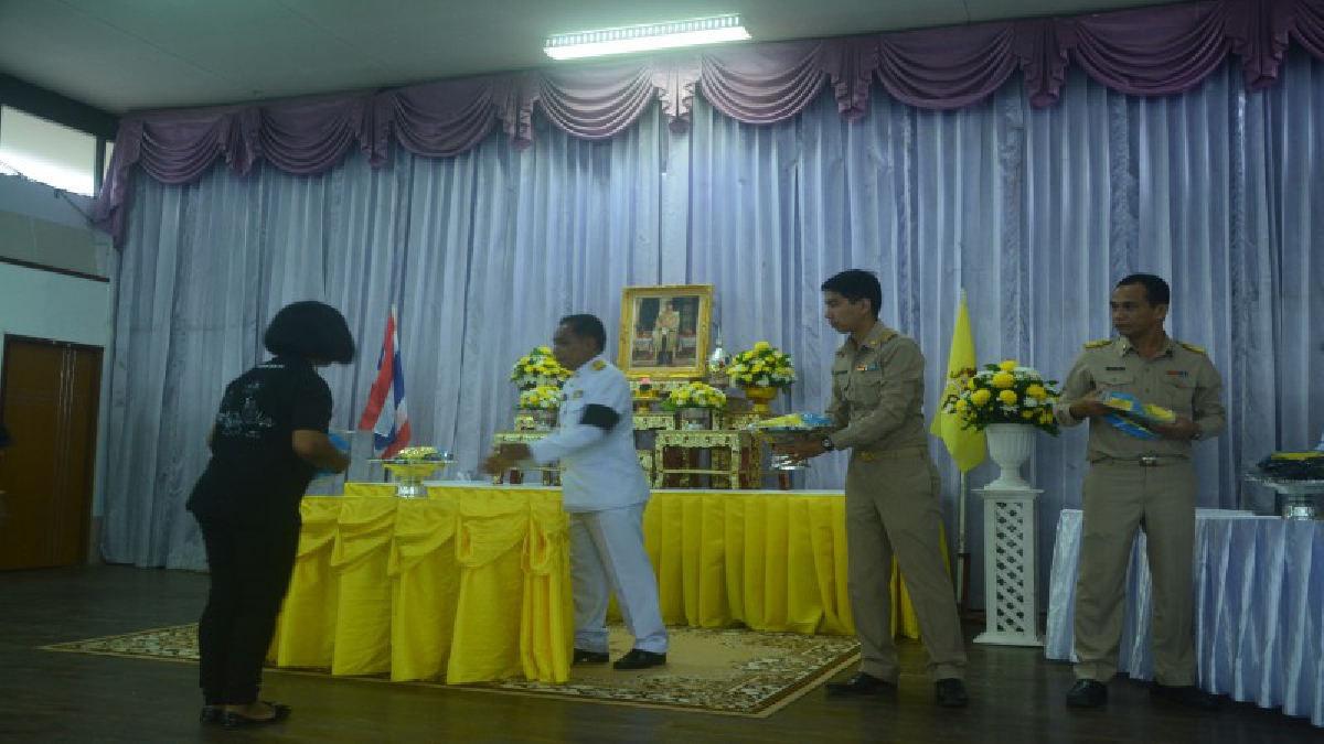 กระบี่!! จิตอาสาฯ อ.อ่าวลึก จำนวน 3,290 คน สุดปลาบปลื้ม รับสิ่งของพระราชทาน ในงานพระราชพิธีถวายพระเพลิงพระบรมศพ ในหลวง ร.9 (คลิป)
