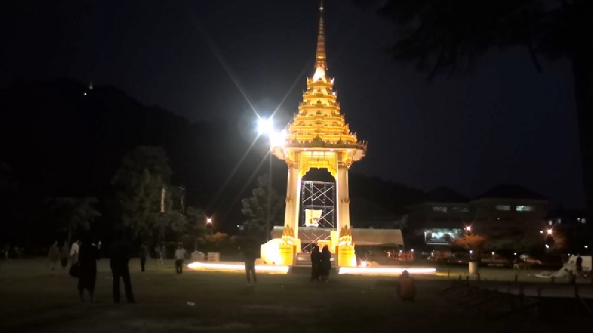 บรรยากาศทดลองระบบไฟ...! พระเมรุมาศคืนแรก สวยงามสมพระเกียรติ มีประชาชนเดินทางมา ถ่ายภาพเก็บไว้เป็นที่ระลึก (มีคลิป)