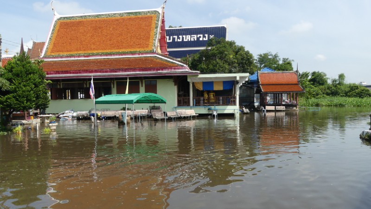 เดือดร้อนหนัก!! ชุมชนวัดบางหลวง รับผลกระทบน้ำล้นตลิ่งเต็มๆ หลังฝนตกหนัก วอนภาครัฐเข้าช่วยเหลือ (มีคลิป)
